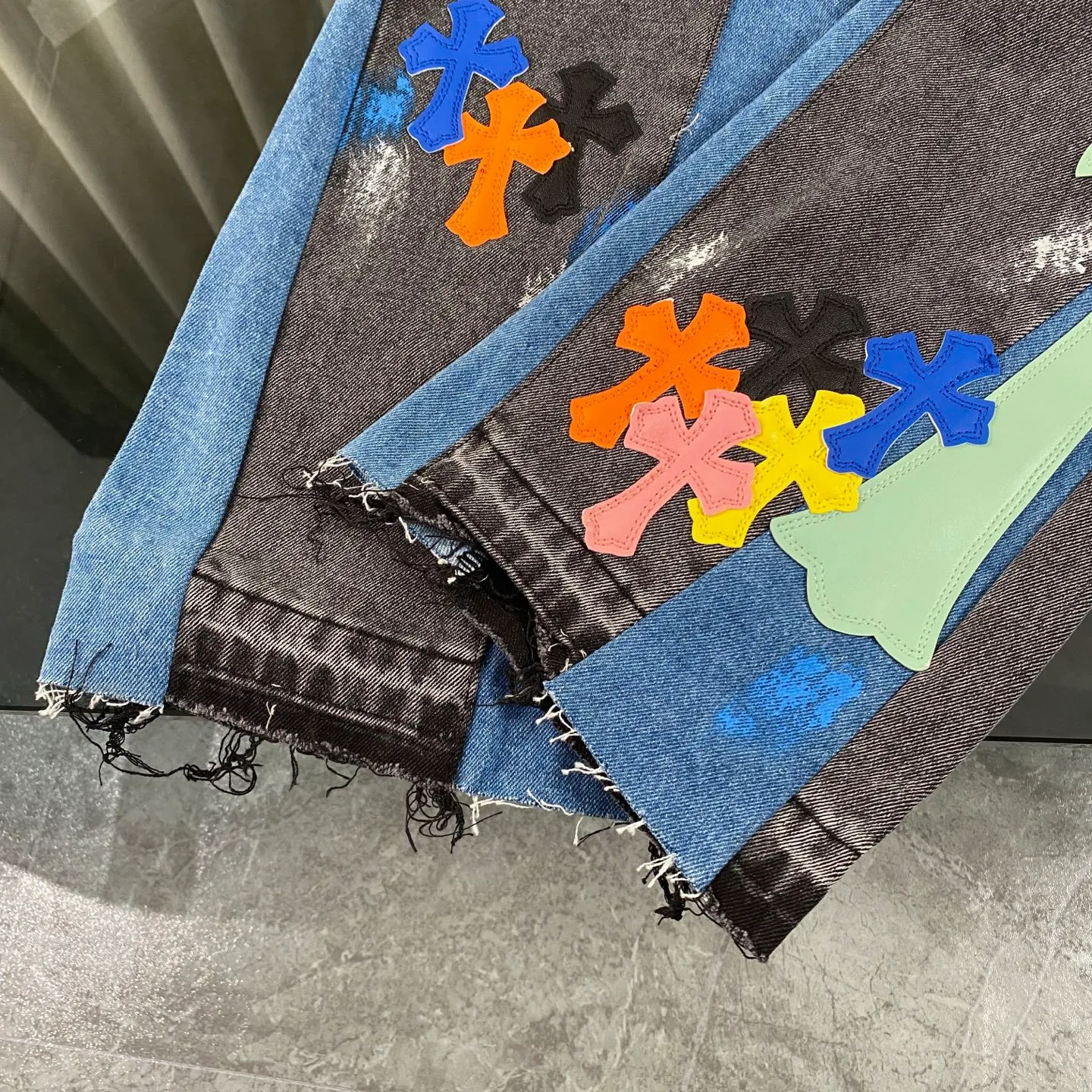 P270 CH Chromehearts colorful stitched cross patch leather retro hand-painted splash-ink jeans, counter price 34W level, patch cross flower embellishment, washed jeans! ! An absolutely high-end luxury product, a 1.9W-level god-level single product, a super popular product, made by top heavy industry, a magic weapon that cannot be missed! [About Zangyin] This is an extremely luxurious fashion brand that can also be called the aristocracy of the high street. It has always been an exclusive brand for some hipsters or rich second generations. Compared with ordinary high streets, it is more luxurious and noble. Compared with luxury brands, it is more fashionable and individual. It has always been a brand that I have a special liking for. [Top heavy industry fashion design] Consistently high-street luxury style. Speaking of this style, the Zangyin family and GU family are definitely the leading representative brands. Especially the Zangyin family has really achieved a state-of-the-art effect in creating high-street style. The unique washed material is used to create this style. The color system is already quite eye-catching. After it is decorated with patchwork cross flowers, it cleverly highlights the charm of the brand. Secondly, this style uses classic The high-waist cutting design highlights the long legs and fashionable temperament of the upper body. The brand is highly recognizable and the slim fit configuration is more suitable for daily wear. It is a product that interprets personality, fashion, and specifications at a glance. This single product is enough to make any fan excited. It can be a white T-shirt for a youthful college style, or a tight suspender for a royal style. It has strong matching ability and can be easily controlled by men.  [Materials and craftsmanship] Needless to say, this point goes without saying. As an excellent craftsman brand, Zangyin’s requirements for details and craftsmanship are really perfect. The washed color of this model has gone through so many processes, not to mention the embellishment of denim appliques. It is also purely hand-made and sewn. Just like what they believe in, only hand-made things have soul and have the meaning of wear. A top-notch heavy-duty fashionable denim item, I look forward to your perfect interpretation! !  Color: black gray Size: 28-36